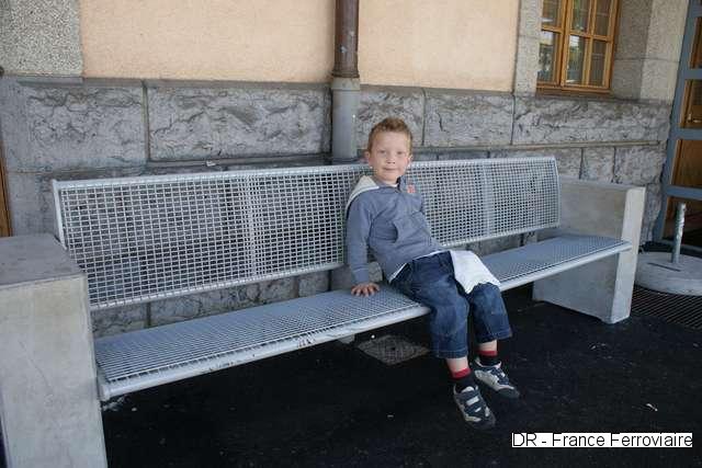Le jeune Nicolas en attente du passage d'un train