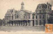 Fa�ade de la gare monumentale avec b�timent d�truit  - Exp�di� en 1922